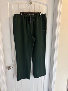 Figs Racing Pisco Short Bottom Scrubs In Dark Green Size XLS  36” x 30”